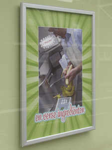 907800 Afbeelding van een reclameaffiche in de etalage van ijssalon 'Il Mulino' (Adelaarstraat 4), met een afbeelding ...